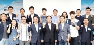 김민규 빛컨 대표(앞줄 오른쪽에서 세 번째)가 19일 열린 스타트업 투자유치 데모데이에서 