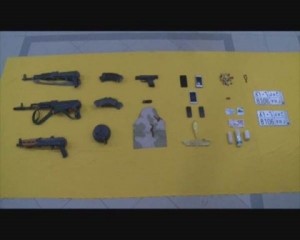 무기 및 기타 물품들은 무고한 시민들에게 테러를 실행하려던 테러범 3명의 추악함과 심각성을
