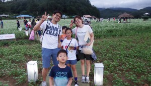 2017년 가족캠프 프로그램 중 제18회 효석문화제에 참가한 가족이 메밀꽃밭에서 기념사진을