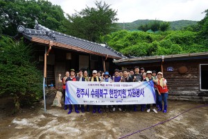 농정원 지식융합본부 임·직원이 청주 수해지역 복구현장의 긴급 복구를 지원했다