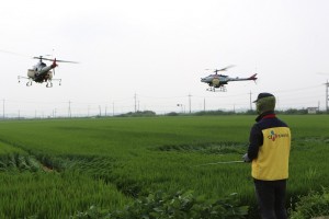 CJ프레시웨이가 일손이 부족한 농가를 돕기 위한 무인항공 방제 지원에 나섰다