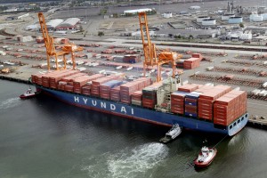 현대상선이 컨테이너 서비스 품질을 나타내는 선박 운항 정시성 부문에서 지난달에 이어 세계 
