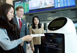 LG CNS가 인천국제공항 입출국장에 지능형 로봇 14대 제작 및 로봇 관제 시스템을 구축