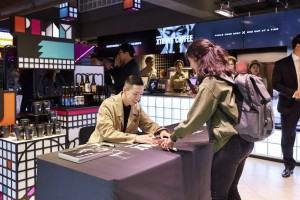 던킨도너츠가 10월 20일 오후 5시 홍대점에서 엑스트롱 커피 모델로 활동 중인 인기 래퍼