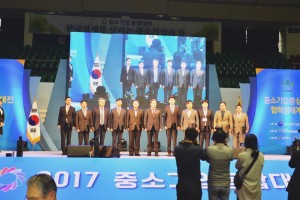 진흥철강 최홍락 대표이사가 23일 2017중소기업대융합대전에서 중소벤처기업부 장관상을 수상