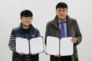제홍민 희망이음 대표(오른쪽)와 박은성 구로구지역아동센터협의회 회장이 14일 구로구 관내 