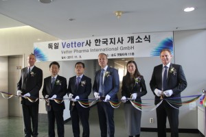 왼쪽부터 마이클 베터(베터사 전략 시장 개발 담당), 박윤배(인천경제산업정보테크노파크 원장