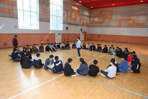 국립평창청소년수련원 체육관에서 스쿨업캠프 참가 청소년들이 유대감 형성을 위한 미션활동을 청