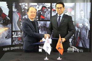 시카고 뉴매틱 코리아 서동현 상무(왼쪽)와 CJ E&M 모터스포츠 팀의 이정웅 감독(오른쪽