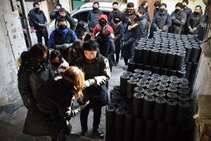 한국교직원공제회가 12일 서울 성북구 하월곡동 일대에서 사랑의 연탄나눔 봉사활동을 펼쳤다