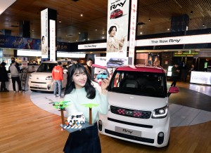 기아자동차는 22일부터 1월 14일까지 서울 소재 영화관에서 더 뉴 레이를 전시하고 경품 