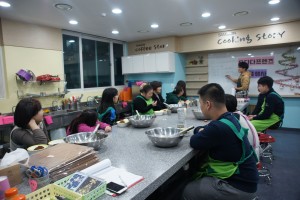 삼전복지관 ‘우다다’ 아동들이 요리 수업을 듣고 있다