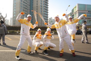 2018 평창 동계올림픽 성화가 월미도 문화의 거리 등 인천 시내 27km를 봉송했다