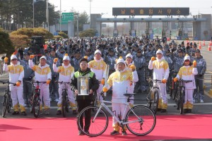 2018 평창 동계올림픽 성화가 19일 파주에서 자전거를 활용한 봉송을 진행하며 한반도와 