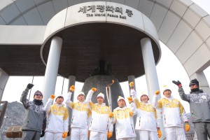 2018 평창 동계올림픽을 밝힐 성화가 22일 강원도 화천에서 봉송을 성공리에 마쳤다