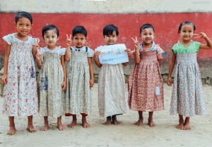 아모레퍼시픽이 진행한 원피스 만들기 캠페인 완성품이 더프라미스를 통해 미얀마 뚜청 마을 어린이들에게 전달되었다