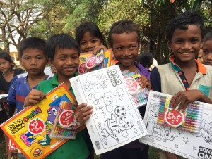 한국청소년연맹 희망사과나무가 캄보디아 아이들의 꿈이 담길 스케치북과 색연필을 후원했다. 사