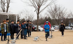 국립중앙청소년수련원 아동복지시설캠프에 참가한 청소년들이 직접 만든 에어로켓을 날리고 있다