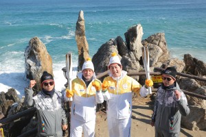 2018 평창 동계올림픽 성화가 6일 푸른 겨울 바다를 자랑하는 동해시를 밝히며 봉송을 성