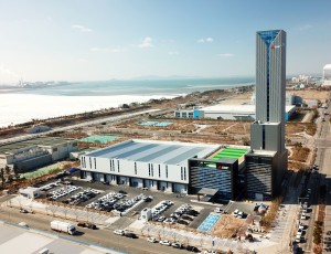 미쓰비시전기주식회사가 인천경제자유구역 송도지구에 KMEC가 건설한 엘리베이터 신공장을 3월