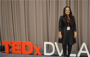 영국의대 입학 전문가인 야스민 사와가 TED에서 강연하는 모습