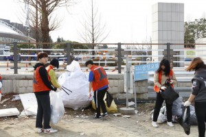 코리아텍 3개 학생자치단체 학생들이 쓰레기를 줍고 있다