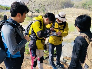 국제청소년성취포상제 탐험 활동 지도과정 전문연수에 참가한 청소년지도자들이 탐험 활동 코스설