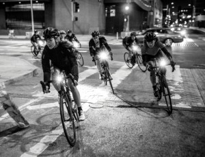 리브 라이더들과 친구들이 밤에 도시에서 사이클링을 즐기고 있다