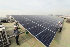 서울 관악구의 KT 구로타워 옥상에 구축된 태양광 발전소에서 KT의 에너지 전문인력들이 태