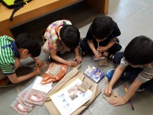 국립민속박물관 기획전시실 호모소금사피엔스 전시회의 학생들 체험학습 모습