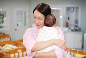 어린이 날 배우 김정은이 대한사회복지회 영아일시보호소를 방문해 아기들을 위한 자원봉사를 하