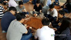 하천정화를 위해 EM흙공을 만들고 있는 환경실천연합회 자원봉사자