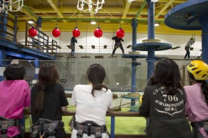 국립평창청소년수련원 챌린지 타워장에서 스쿨업캠프 참가 청소년들이 챌린지활동 프로그램을 체험