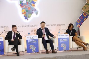 KOAFEC 민관협력포럼에 패널로 참석한 KT 글로벌사업단장 김형준 전무(왼쪽 2번째)가 