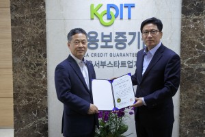 KODIT신용보증기금 서울서부스타트업지점 김상철 지점장과(왼쪽) 솔루게이트 민성태 대표이사