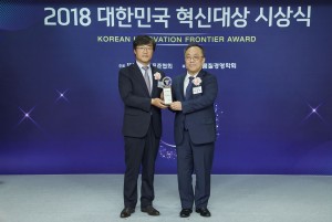 신일 정윤석 대표이사(왼쪽)가 한국표준협회 이상진 회장(오른쪽)에게 2018 대한민국 혁신
