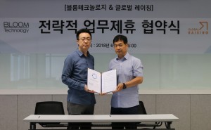 블룸테크놀로지의 이상윤 대표이사(좌측)와 글로벌레이징의 kane Kim 대표이사가 업무협약