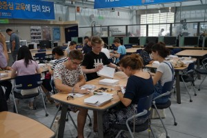 지난해 코리아텍 썸머스쿨에 참여한 외국학생들이 다담창의센터에서 공학실습을 하고 있다