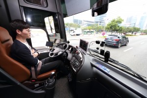 KT 자율주행 버스 운전자가 영동대로를 주행하는 도중 양손이 자유로운 상황에서 기념 촬영을