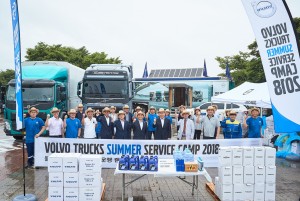 김영재 볼보트럭코리아 사장(앞줄 가운데)이 볼보트럭 여름 서비스 캠프 2018에 참가한 김