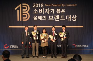 2018 소비자가 뽑은 올해의 브랜드 대상 수상대에 오른 패스트캠퍼스 이강민 대표(오른쪽에