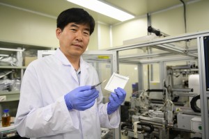 KERI 전지연구센터 이상민 센터장이 얇게 만들어진 리튬금속 이차전지를 들고 포즈를 취하고