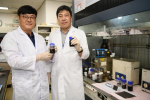 기술 개발을 이끈 정승열 책임(왼쪽)과 이건웅 본부장(오른쪽)이 그래핀-실리콘 복합 음극재