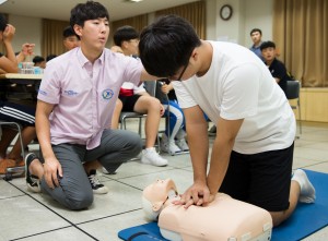 국립중앙청소년수련원 스킨스쿠버 캠프 참가 청소년들이 수상사고를 대비하여 응급처치 교육을 하