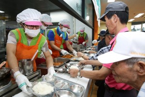 지멘스 더 나눔 봉사단이 서울노인복지센터에서 배식 봉사활동을 벌이고 있다