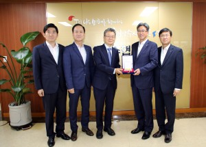 인증패 수여식에 참석한 이동빈 수협은행장(오른쪽)이 최강석 코메르츠은행 한국대표로부터 인증