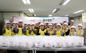 KMI 한국의학연구소 임직원들은 대한적십자사 희망나눔봉사센터에서 사랑의 빵을 만들어 어려운
