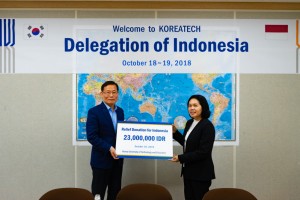 코리아텍이 인도네시아 연구기술고등교육부측에 지진 피해 구호성금을 전달했다