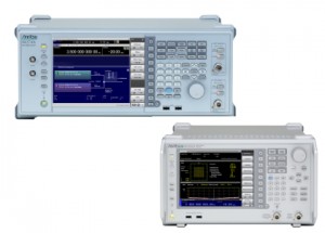안리쓰코퍼레이션의 MG3710A signal generator with MS2690A/MS