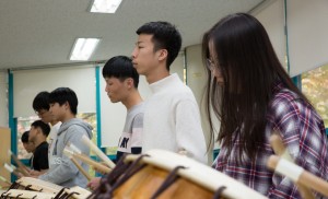 국립중앙청소년수련원 북한이탈청소년 모둠북프로그램 참가 청소년들이 프로그램을 체험하고 있다